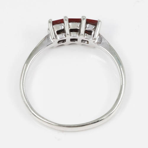 9ct WHITE GOLD ENGLISH NATURAL GARNET TRILOGY RING. HALLMARKED