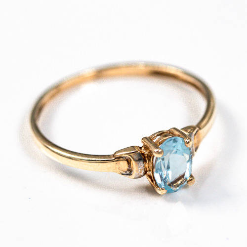 PRETTY BRIGHT SKY BLUE TOPAZ SOLITAIRE 9CT YELLOW GOLD RING WITH WHITE GOLD ACCENTS. 375