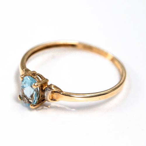 PRETTY BRIGHT SKY BLUE TOPAZ SOLITAIRE 9CT YELLOW GOLD RING WITH WHITE GOLD ACCENTS. 375