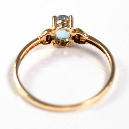 PRETTY BRIGHT SKY BLUE TOPAZ SOLITAIRE 9CT YELLOW GOLD RING WITH WHITE GOLD ACCENTS. 375
