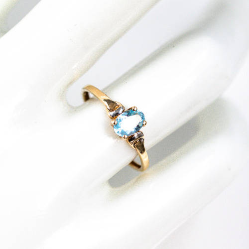 PRETTY BRIGHT SKY BLUE TOPAZ SOLITAIRE 9CT YELLOW GOLD RING WITH WHITE GOLD ACCENTS. 375