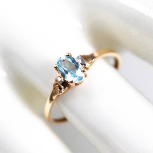 PRETTY BRIGHT SKY BLUE TOPAZ SOLITAIRE 9CT YELLOW GOLD RING WITH WHITE GOLD ACCENTS. 375
