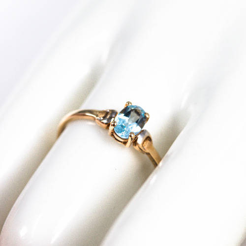PRETTY BRIGHT SKY BLUE TOPAZ SOLITAIRE 9CT YELLOW GOLD RING WITH WHITE GOLD ACCENTS. 375
