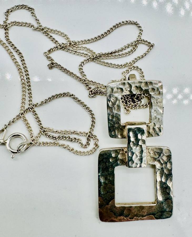 HANDCRAFTED VINTAGE STERLING SILVER PENDANT NECKLACE, CONTEMPORARY DESIGN. 925