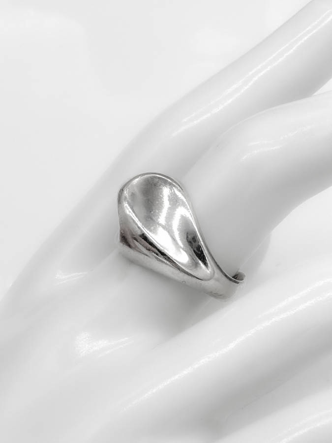 VINTAGE STERLING SILVER CONTOURED RING. HALLMARKED
