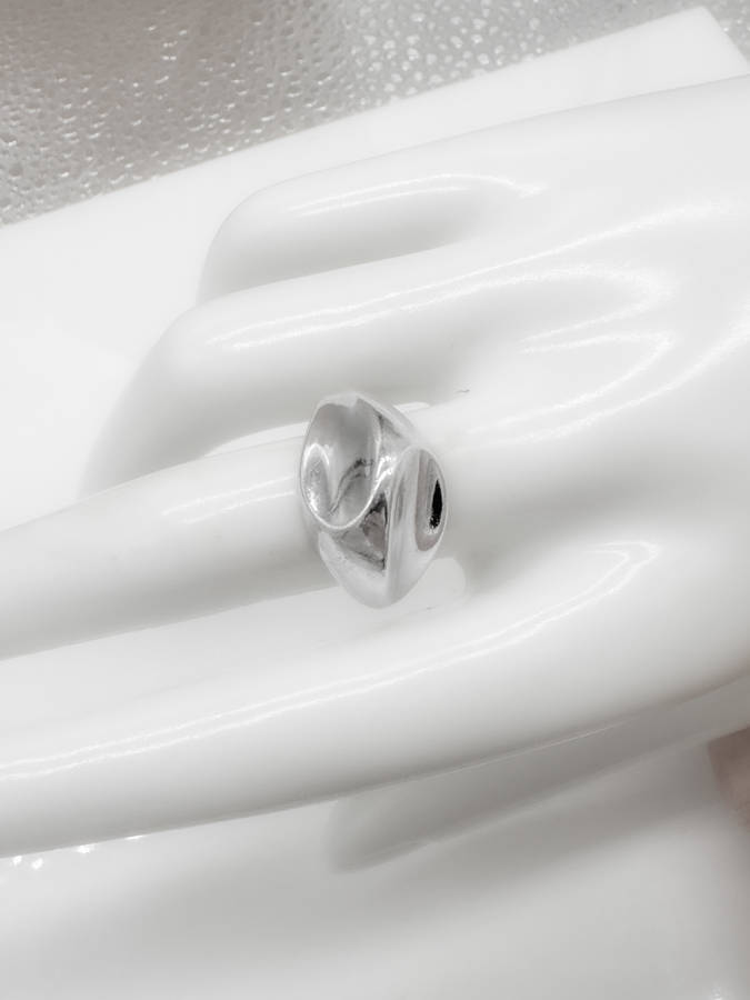 VINTAGE STERLING SILVER CONTOURED RING. HALLMARKED