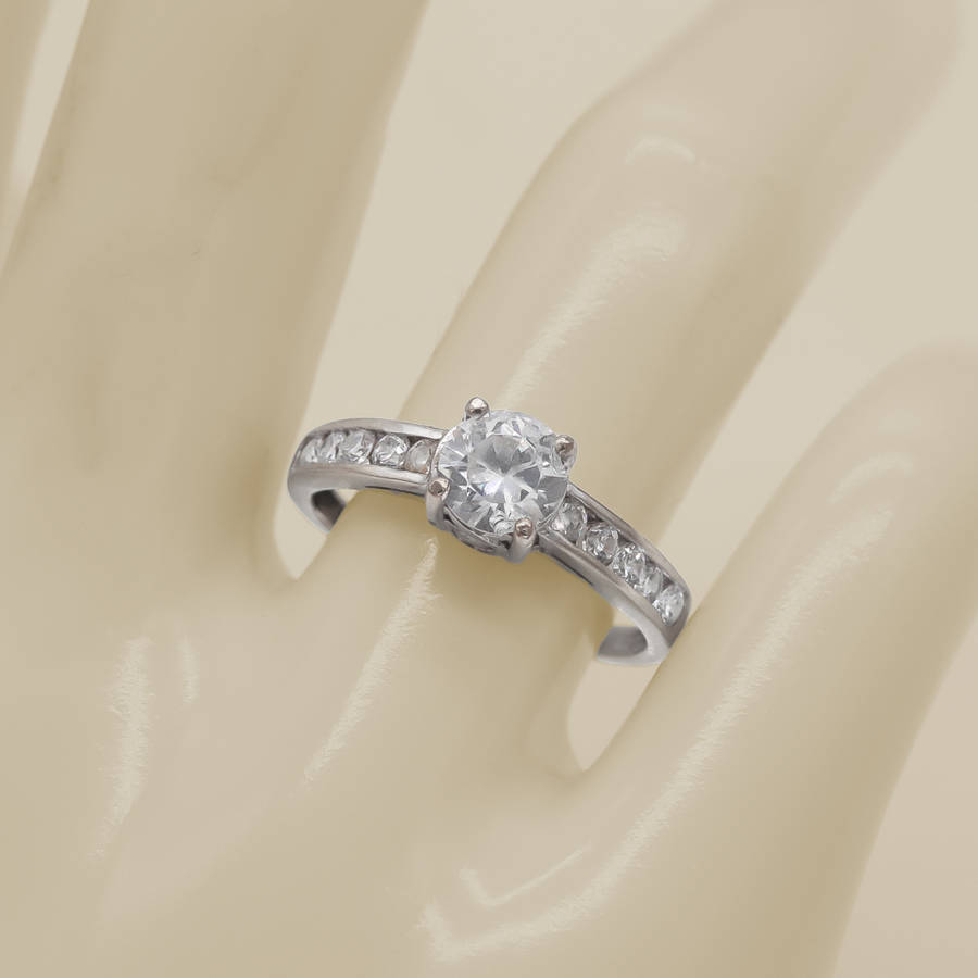 ELEGANT 9CT WHITE GOLD RING ENGLISH HALLMARK CUBIC ZIRCONIA RING W/ *JEWELLER EVALUATION R6`800 *