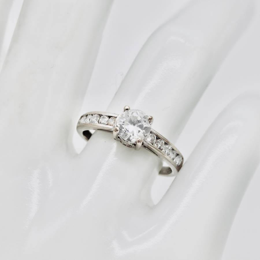 ELEGANT 9CT WHITE GOLD RING ENGLISH HALLMARK CUBIC ZIRCONIA RING W/ *JEWELLER EVALUATION R6`800 *