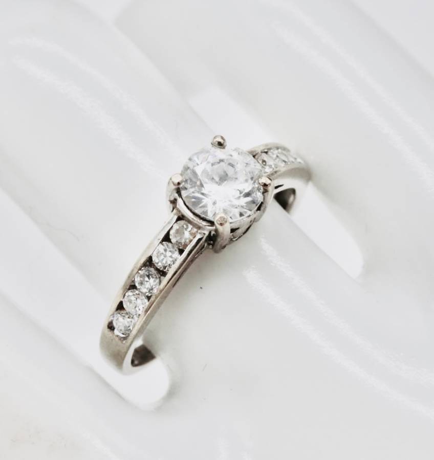 ELEGANT 9CT WHITE GOLD RING ENGLISH HALLMARK CUBIC ZIRCONIA RING W/ *JEWELLER EVALUATION R6`800 *