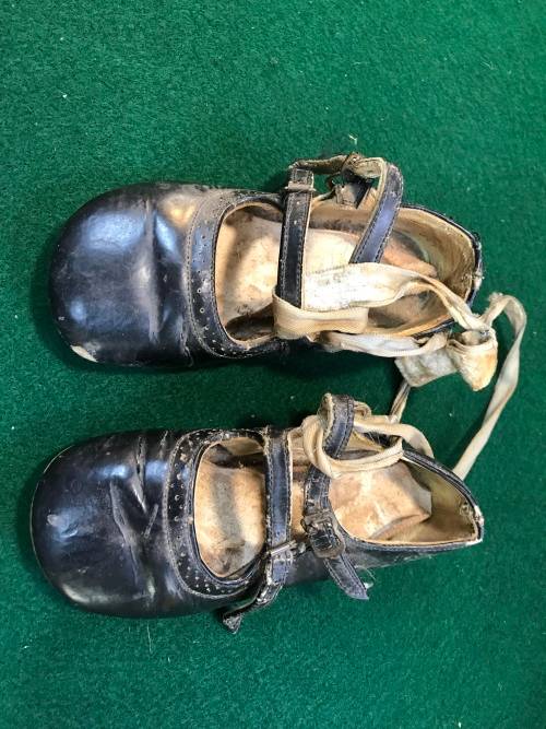 VINTAGE LEATHER BABY SHOES