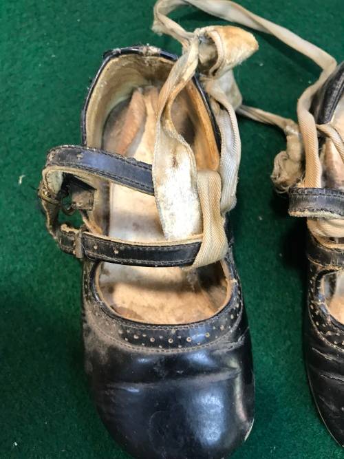 VINTAGE LEATHER BABY SHOES
