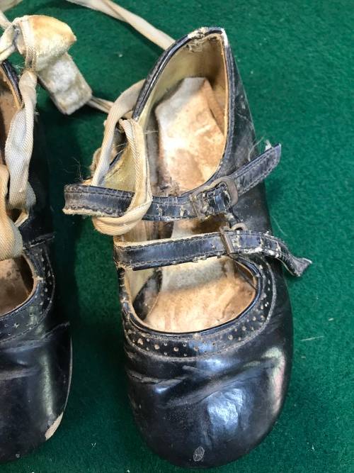 VINTAGE LEATHER BABY SHOES