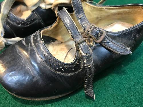 VINTAGE LEATHER BABY SHOES
