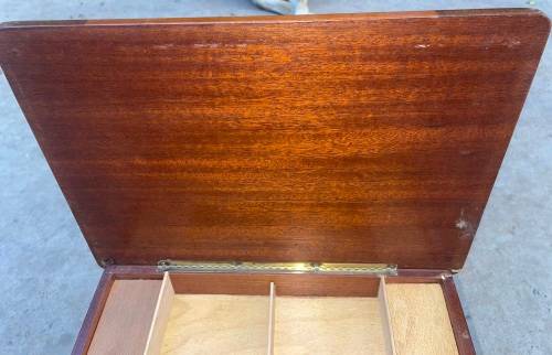 INLAID MUSICAL JEWELRY BOX.