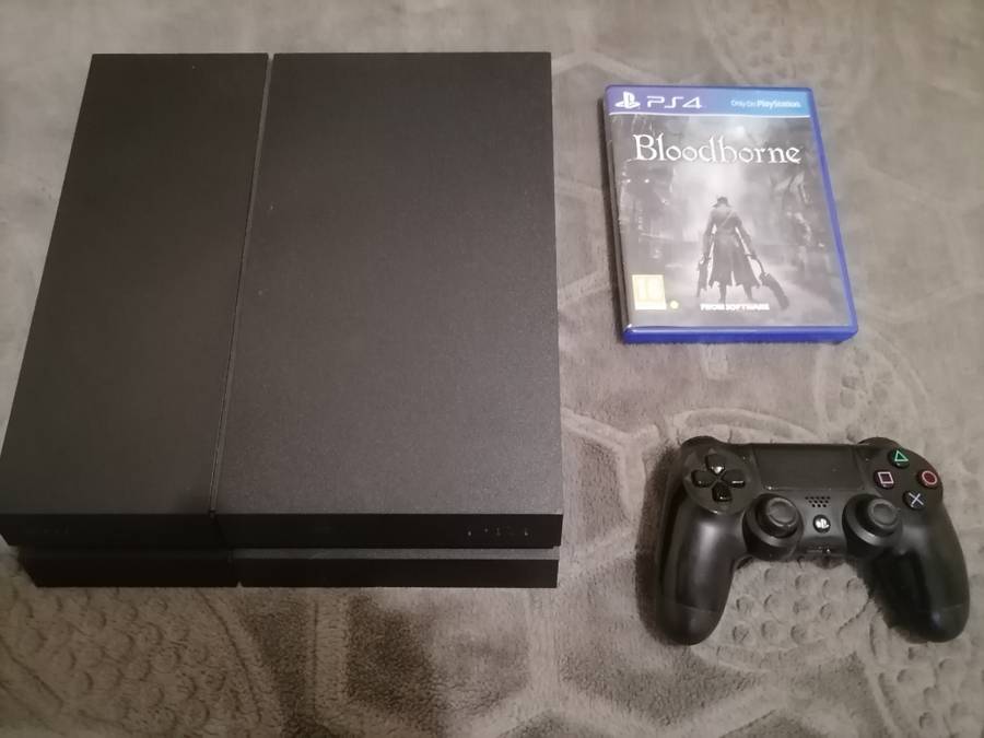 Ps4 with 2TB HDD 1 remote and Bloodborne