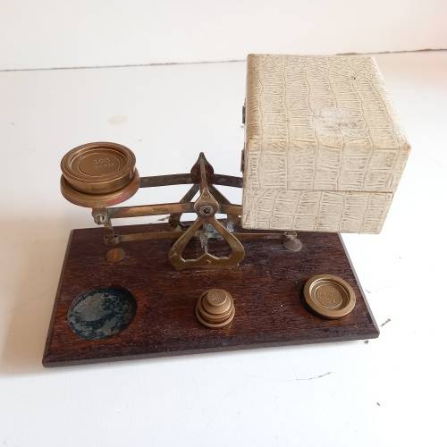 VINTAGE WOOD AND BRASS POSTAL SCALE WITH BRASS WEIGHTS MADE IN ENGLAND