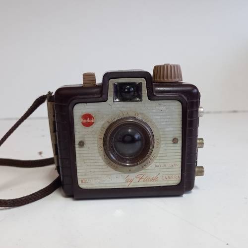 VINTAGE KODAK BROWNIE HOLIDAY FLASH CAMERA