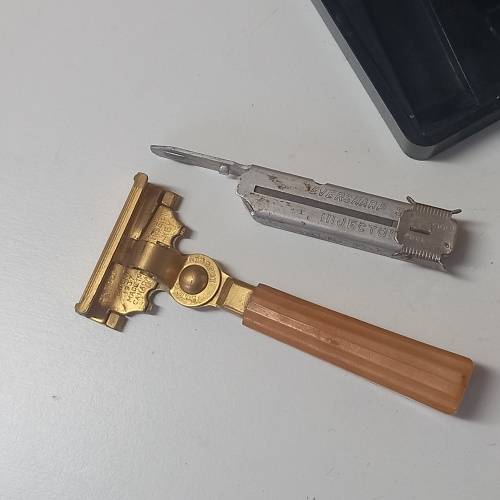 VINTAGE 1937 SCHICK INJECTOR RAZOR IN ORIGINAL CASE