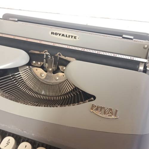 VINTAGE 60`S ROYAL MCBEE ROYALITE PORTABLE TYPEWRITER SOFT CASE NETHERLANDS WORKS