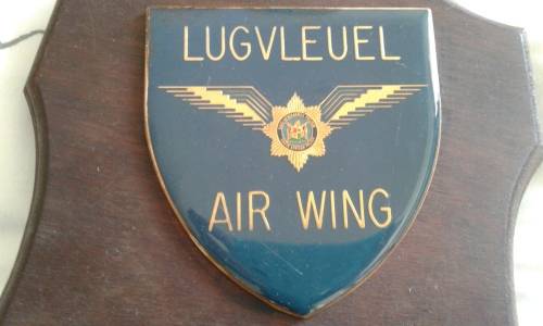 RARE SOUTH -AFRICAN POLICE AIR WING WOODEN PLAQUE AND A "GOLDEN EAGLE " TO SERSANT J. PIENAAR.