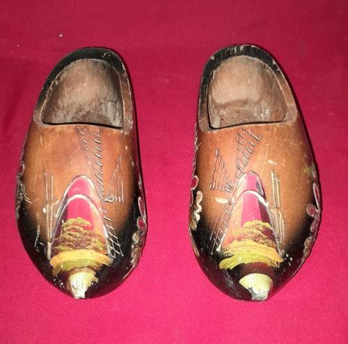 A CHINESE JEWELLERY BOX & A DUTCH WOODEN CLOGS - see pictures