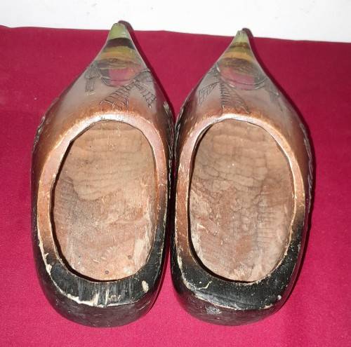 A CHINESE JEWELLERY BOX & A DUTCH WOODEN CLOGS - see pictures