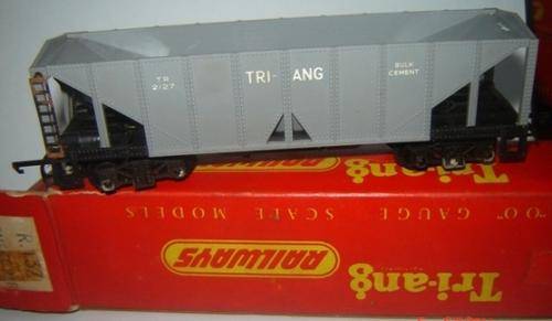 Tri -ang. R137. Cement car.