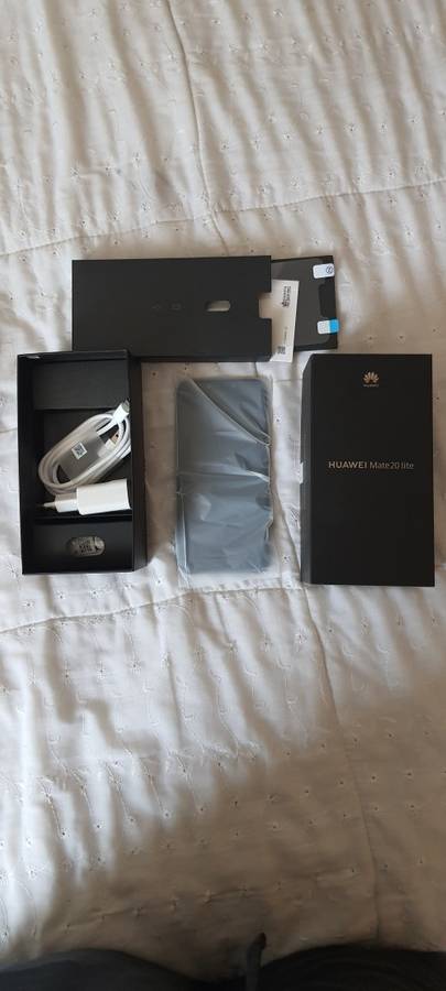 Huawei Mate 20 Lite 64GB Like New and New Original Accessories ** BOXED **