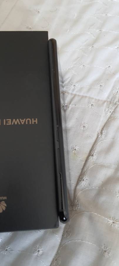 Huawei Mate 20 Lite 64GB Like New and New Original Accessories ** BOXED **