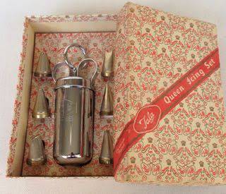 VINTAGE TALA QUEEN ICING SET, IN ORIGINAL BOX, NEVER USED, INCLUDING INSTRUCTION LEAFLET