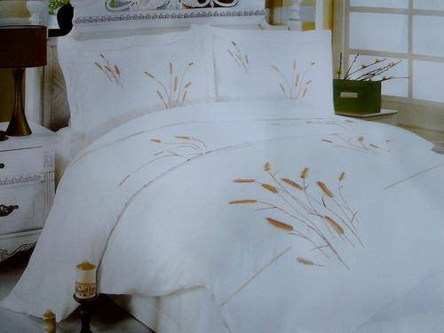 NEW!!!!! DOUBLE DUVET COVER 6 PEICE SET - BEIGE & WHITE
