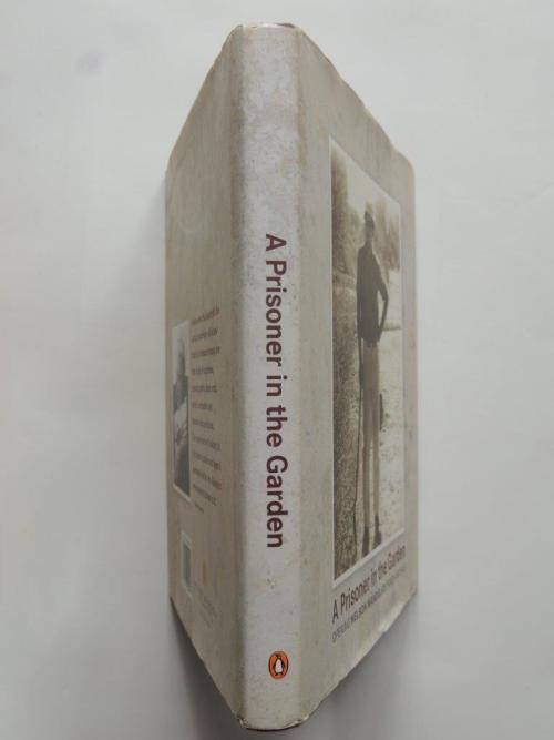 A Prisoner in the Garden  Opening Nelson Mandelas Prison Archive (Hardcover)