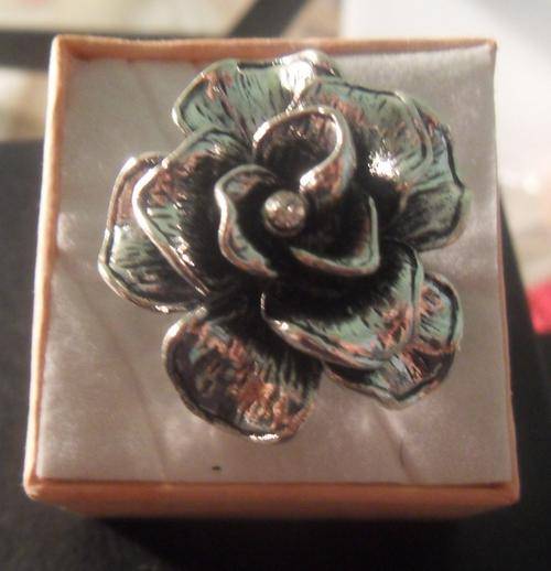Silver ring with diamante in middle - size ajustable