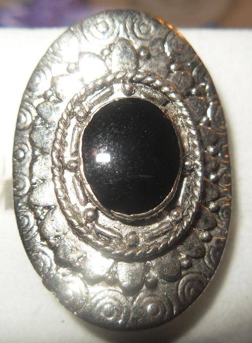 Silver ring with small black stone - size ajustable