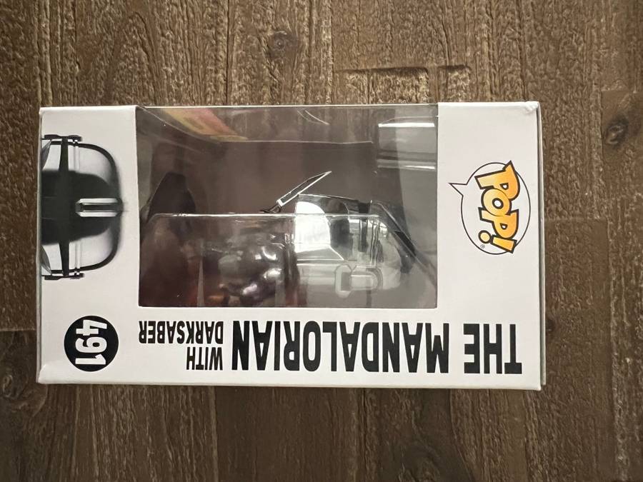THE MANDALORIAN WITH DARK SABER!!STAR WARS!! FUNKO POP!! BOX WAREHOUSE EXCLUSIVE!! GITD