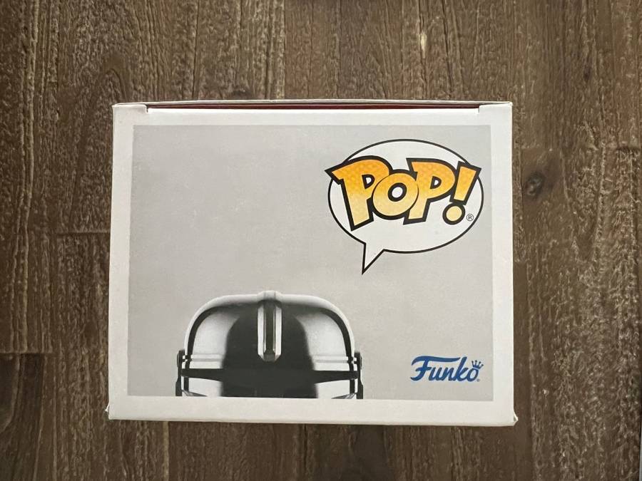 THE MANDALORIAN WITH DARK SABER!!STAR WARS!! FUNKO POP!! BOX WAREHOUSE EXCLUSIVE!! GITD