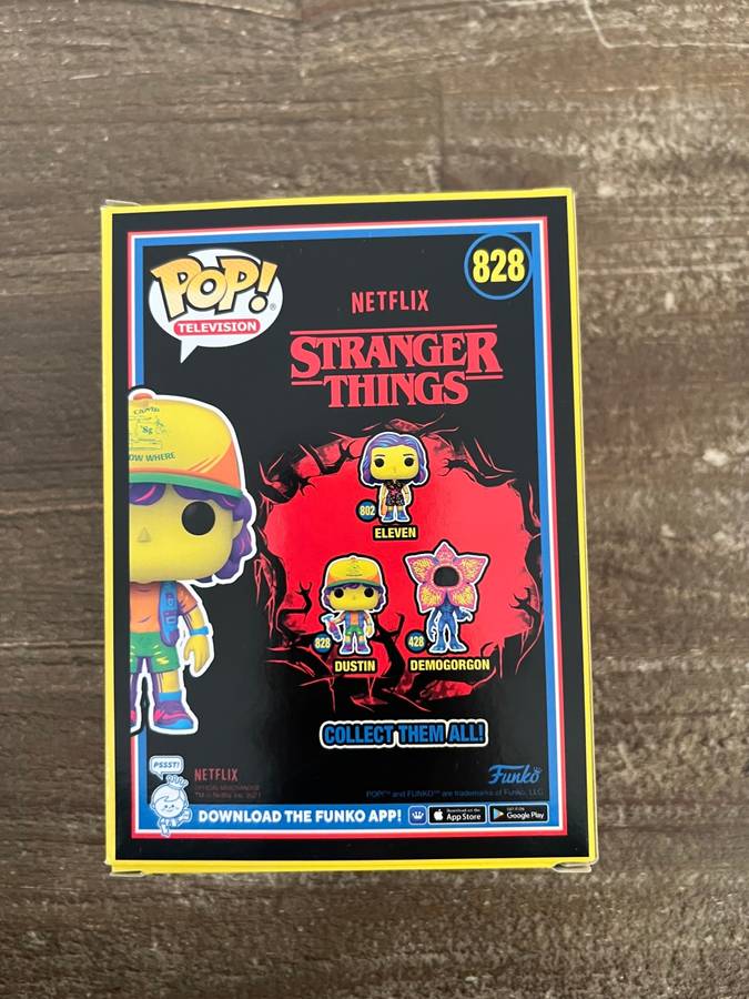 DUSTIN!! STRANGER THINGS!! FUNKO POP!! TARGET EXCLUSIVE!! BLACKLIGHT!!