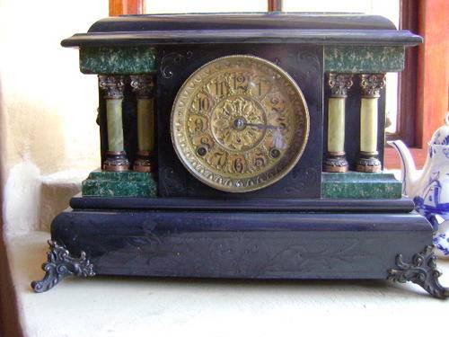 1880 SETH THOMAS FAUX MARBLE 4 PILLAR MANTLE CLOCK WITH KEY