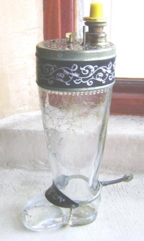 VINTAGE MUSICAL BOOT AND SPUR TOT MEASURE BOTTLE