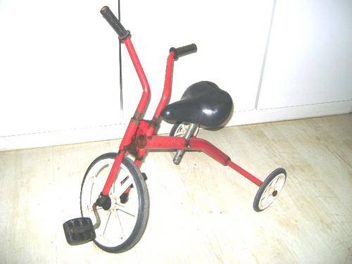 CUTE VINTAGE TRI-ANG TRICYCLE