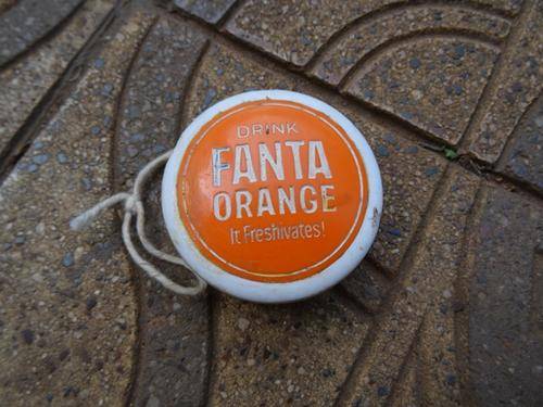 DOUBLE SIDED INVERTED EMBOSSED COCA COLA/FANTA YOYO.