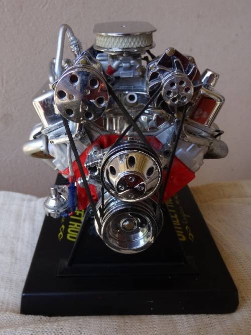 SMALL BLOCK CHEVY V8 MODEL ENGINE.