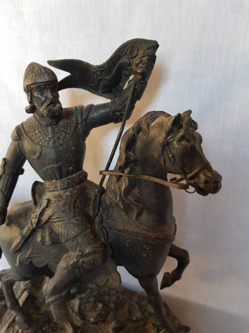 ANTIQUE ENGLISH KNIGHT/SOLDIER SPELTER STATUE