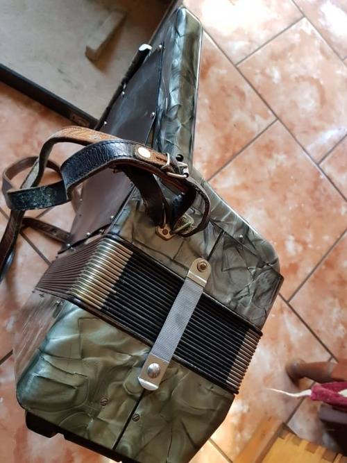 VINTAGE NEAR MINT 120 BASS HOHNER ACCORDIAN IN CASE