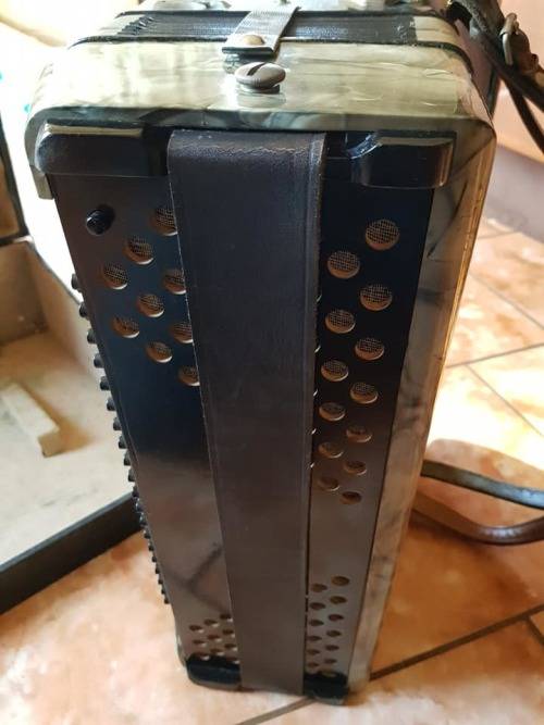 VINTAGE NEAR MINT 120 BASS HOHNER ACCORDIAN IN CASE