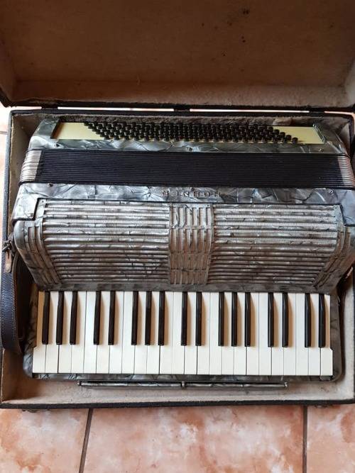 VINTAGE NEAR MINT 120 BASS HOHNER ACCORDIAN IN CASE