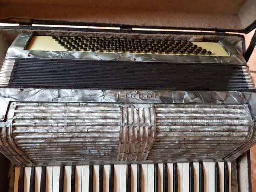 VINTAGE NEAR MINT 120 BASS HOHNER ACCORDIAN IN CASE