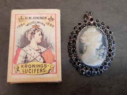 VINTAGE CAMEO BROOCH PENDANT