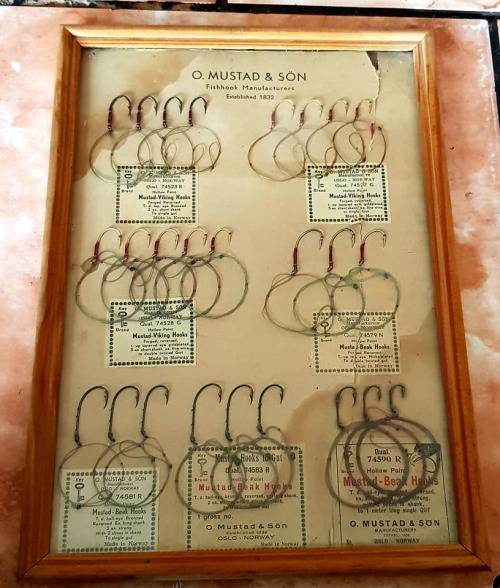 VERY RARE O MUSTAD AND SON NORWAY TRACE HOOK DISPLAY CARD, AROUND 75 YEARS OLD 300 X 200 MM