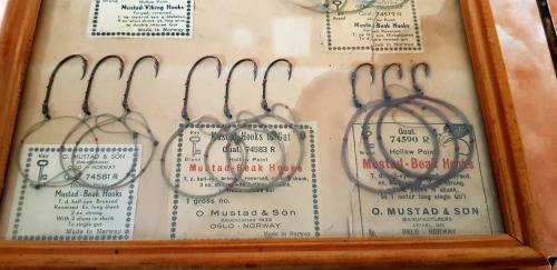 VERY RARE O MUSTAD AND SON NORWAY TRACE HOOK DISPLAY CARD, AROUND 75 YEARS OLD 300 X 200 MM